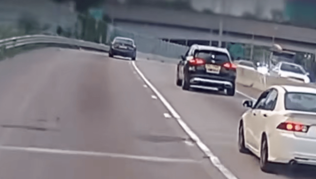 後方另一輛白色私家車亦被迫急煞,凌志隨後駛回慢線離去,影片至此完結。 後方另一輛白色私家車亦被迫急煞,凌志隨後駛回慢線離去,影片至此完結。