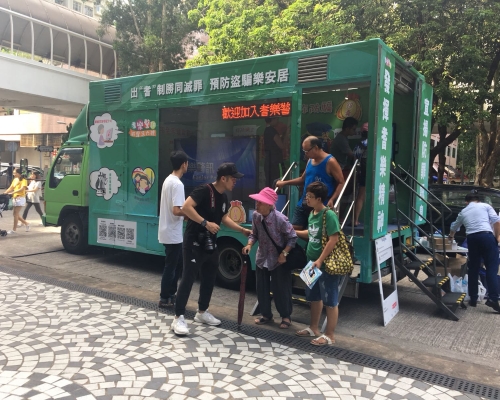 耆樂警訊兩架宣傳車「滅罪活力號」，在未來10日走訪全港40個地方。