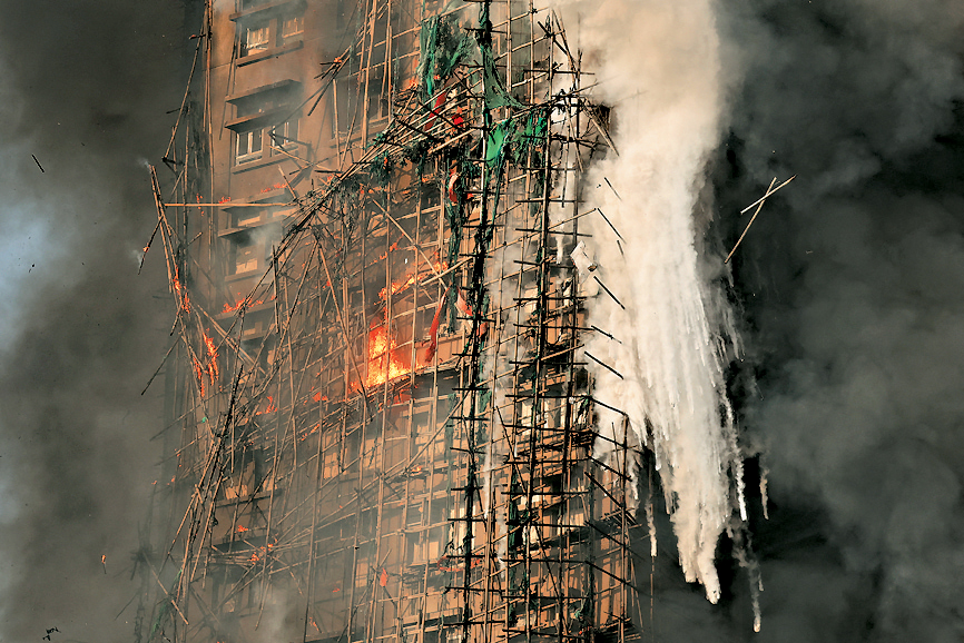 宏福苑发生的5级火警，至昨晚火势仍然猛烈。