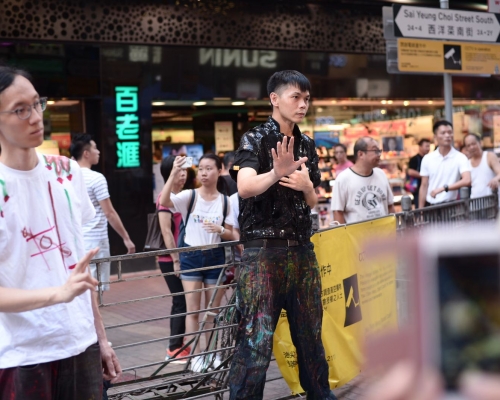 旺角行人專用區今日最後一日開放,不少表演者於中午已霸佔有利位置。蘇正謙攝
