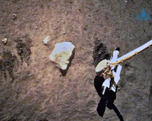 機械臂則在末端採樣器支持下，在月表開展多種採樣。(新華社圖片)