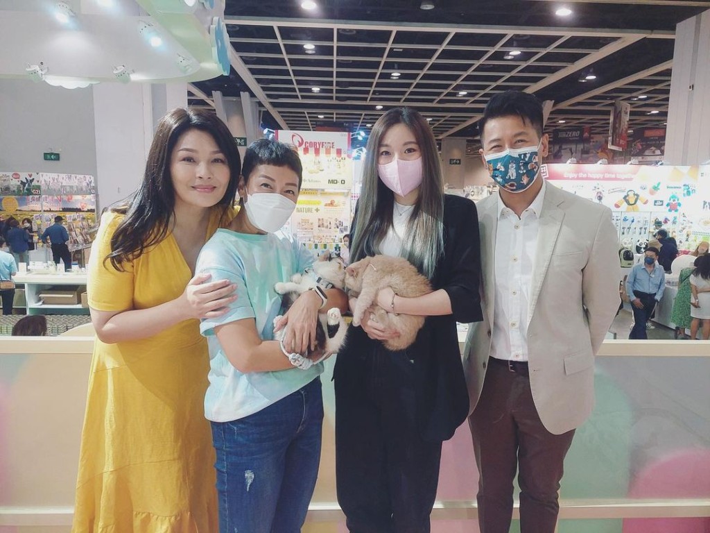 （左起）嚴淑明、文佩玲、陳薔天及蔡國威出席寵物展。