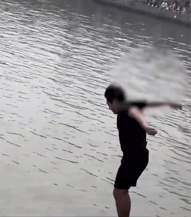 黑衫青年跳進河裏。
