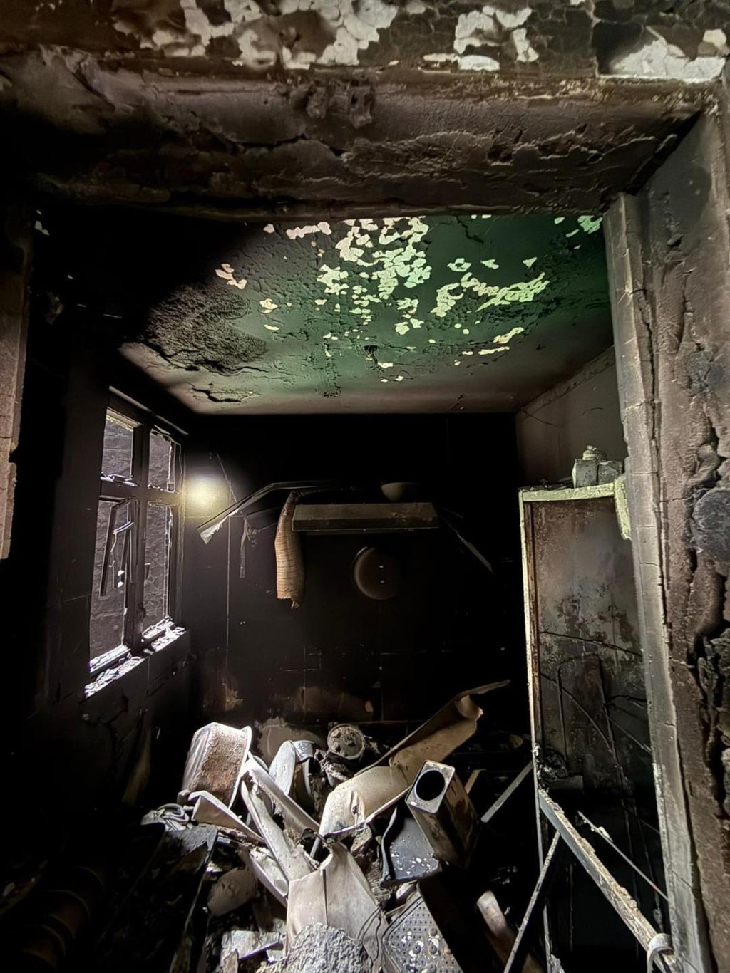 災難遇害者辨認組（DVIU）、鑑證科、機動部隊和各總區刑事部人員今日進入火場進行善後工作。香港警察fb圖片