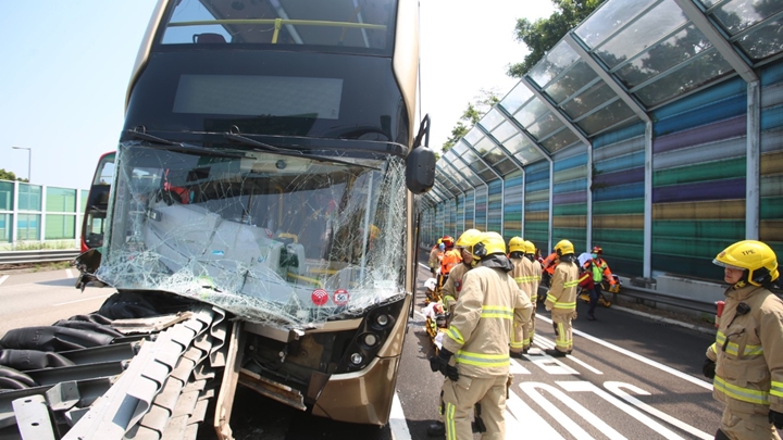 九巴撞壆，車頭嚴重損毀。