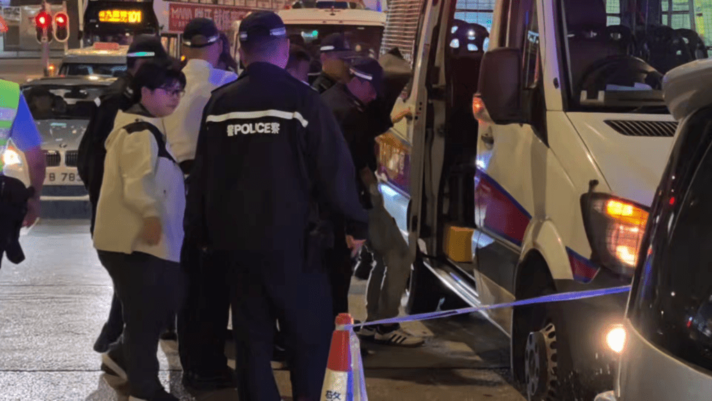 警員將他押落警車協助調查時，疑犯甚至腳軟無法自行站立。