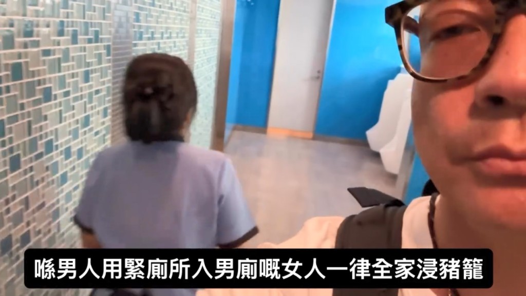 王喜隨後將鏡頭跟隨該清潔工的背影。 王喜隨後將鏡頭跟隨該清潔工的背影。