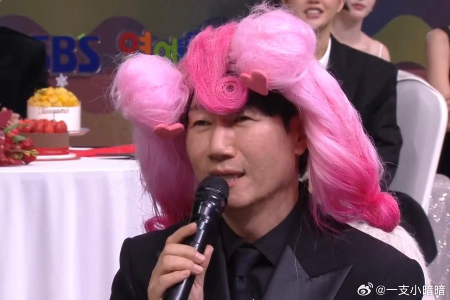 池錫辰在母親頭七當日仍戴假髮出席頒獎禮,落力搞笑卻仍失落大賞。 池錫辰在母親頭七當日仍戴假髮出席頒獎禮,落力搞笑卻仍失落大賞。