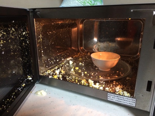 「叮」错食物可大可少，轻则须清洁浅出的食物，重则酿成火烛。