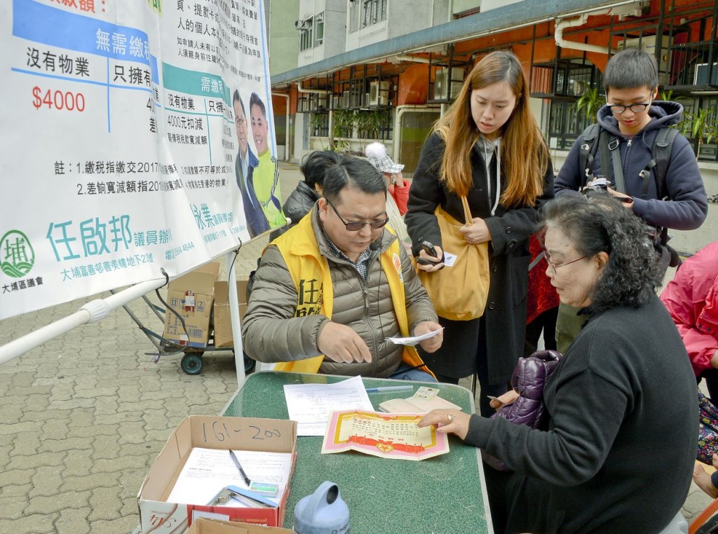 有區議員於大埔區屋邨派發表格,並為市民填寫及遞交表格。