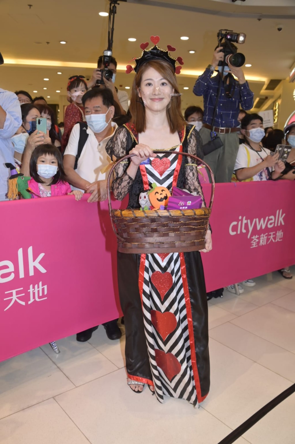 鄧佩儀下周將飛去加拿大，未知假期有幾長。