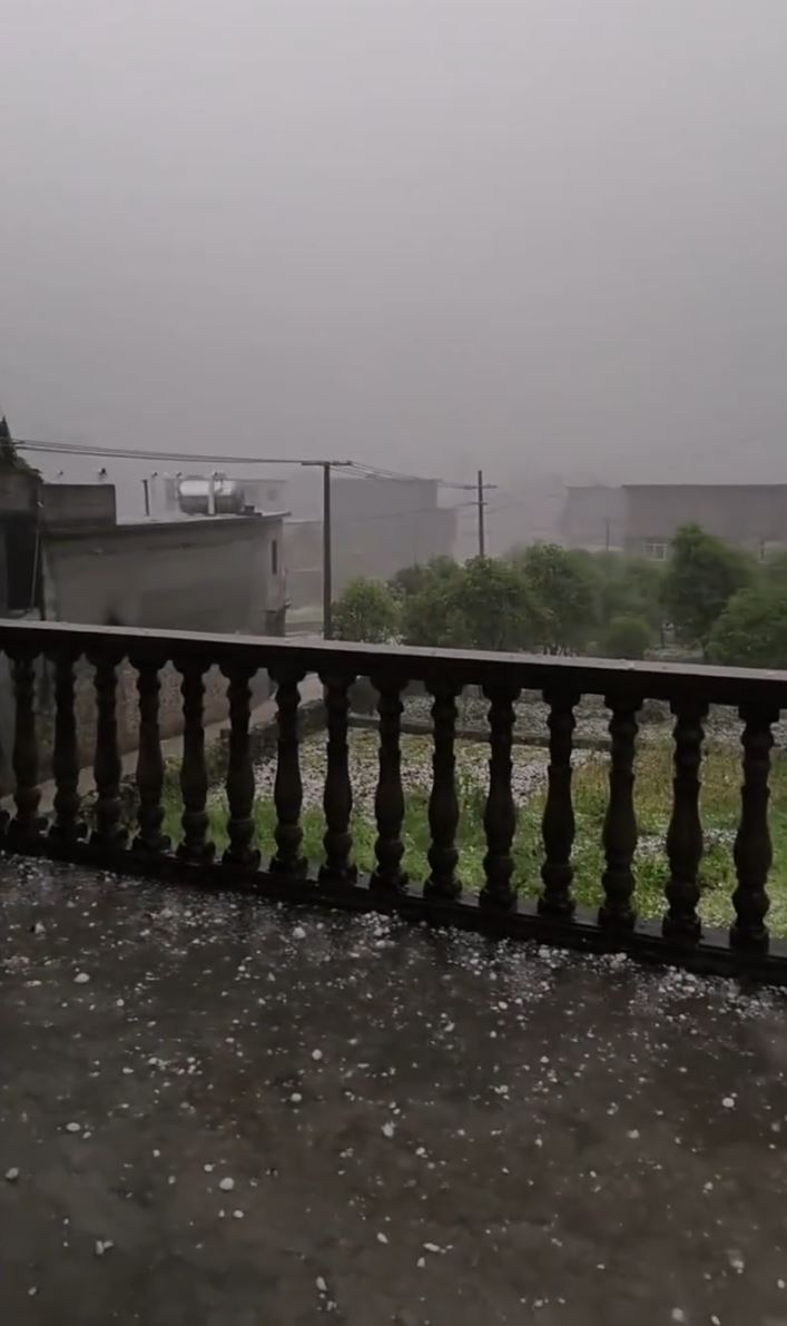 广州花都区29日早上有暴雨及冰雹。微博