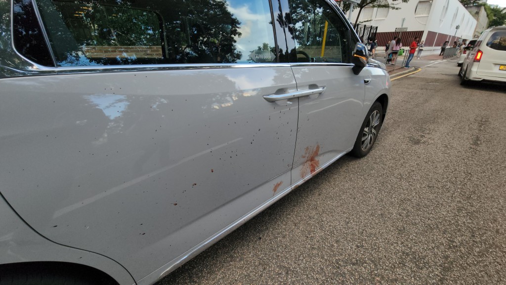七人車車身沾滿血迹。 七人車車身沾滿血迹。