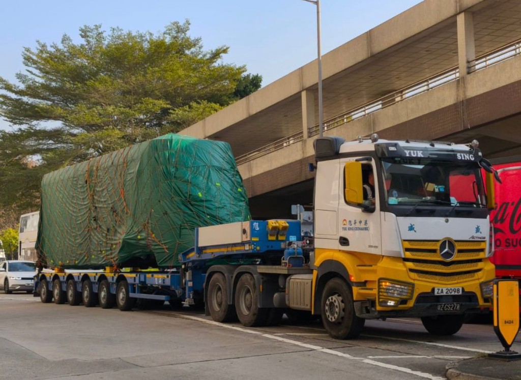 用作測試之用的低地台列車運回內地。港鐵提供