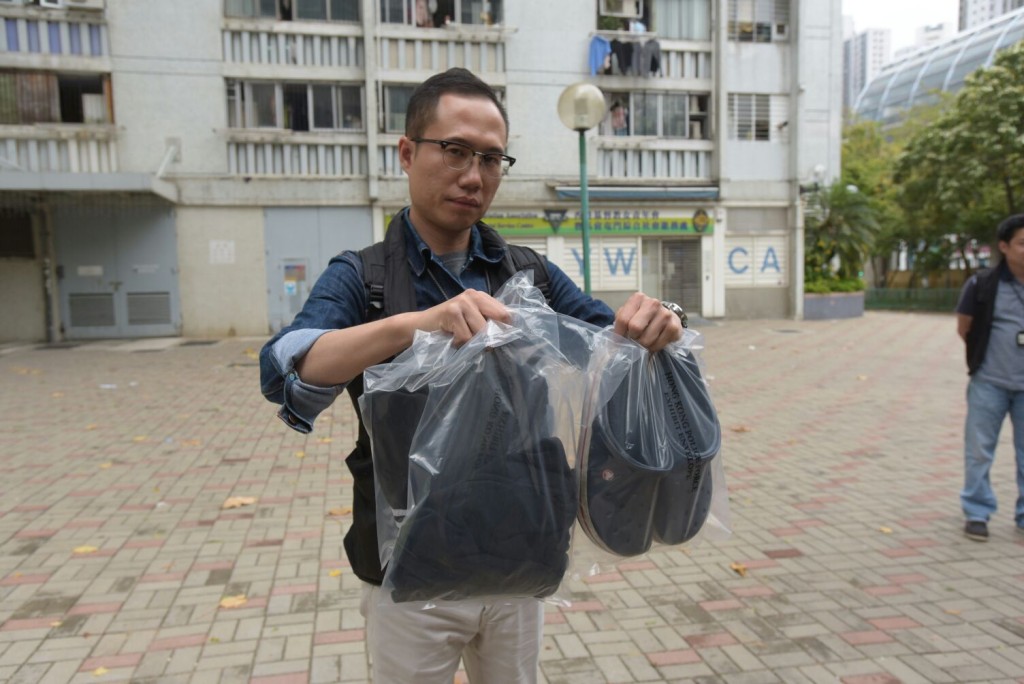 警方檢獲一批衣物。黃文威攝