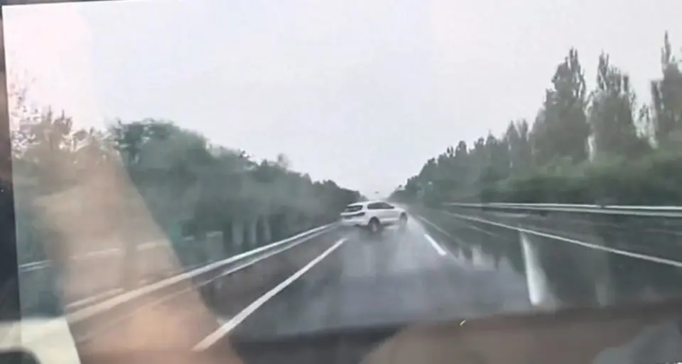 行車紀錄儀拍下SUV疑打滑翻車。大風新聞