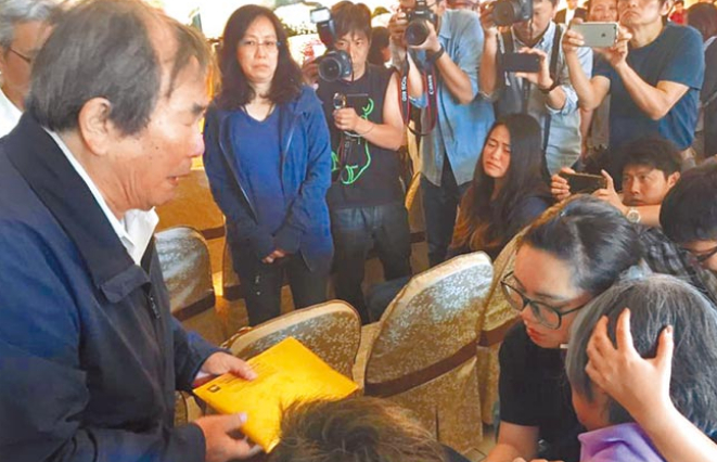 厂商敬鹏董事长黄维金，致送慰问金但未有道歉。