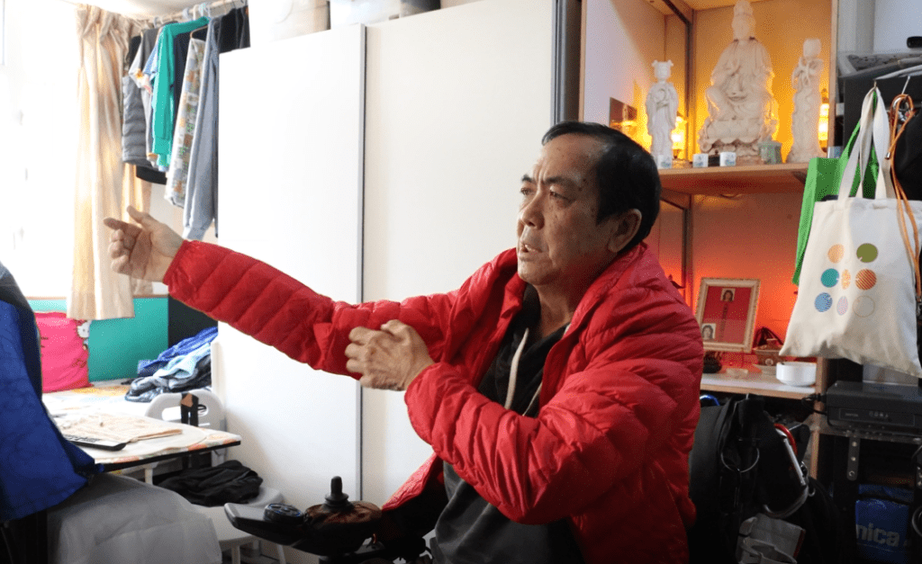 因心臟積水影響身體機能,麥Sir現時即使穿著衣服也會感到喘不過氣。 因心臟積水影響身體機能,麥Sir現時即使穿著衣服也會感到喘不過氣。