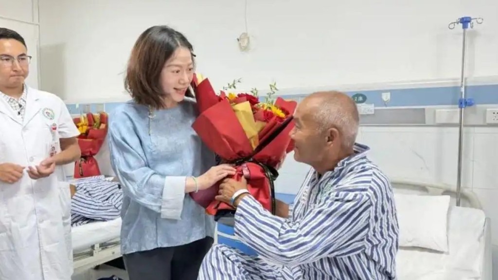 八一建軍節前夕，楊振寧遺孀翁帆新疆看望老兵。《中國婦女報》