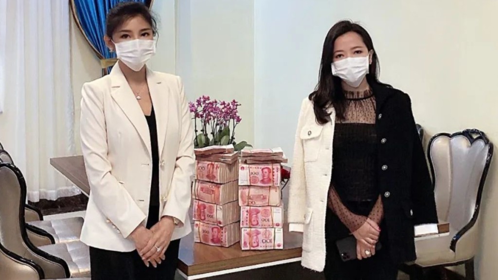 白应兰(左)及魏蓉2021年，向白应能遇袭事件中的死难者给予抚恤金。果敢大众网