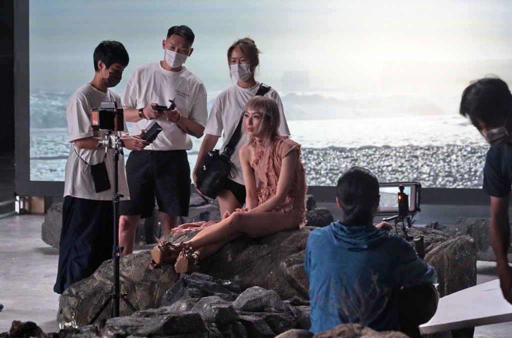 Sammi扬言这是她出道以来最满意的MV。