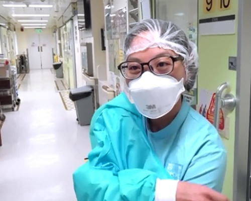 疫情下，有病人臨終前都未能接觸家人，Helen對此感到非常難受。 港台影片截圖