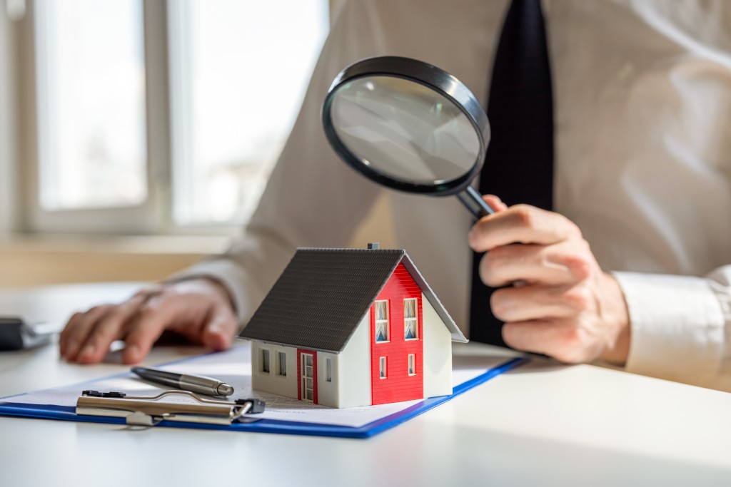 張翹楚表示，差估署與銀行的估價方法雖未完全公開，但均主要參考近期同類物業的成交案例進行調整。