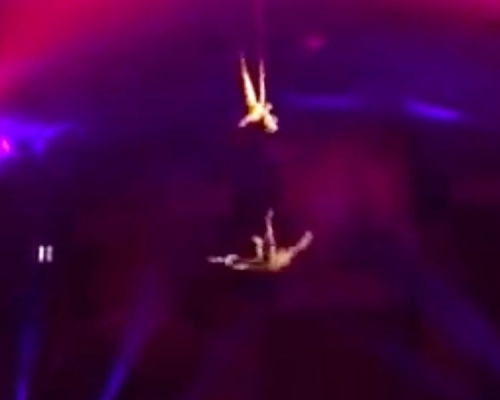 马丁诺夫演出时失手堕地。（网图）