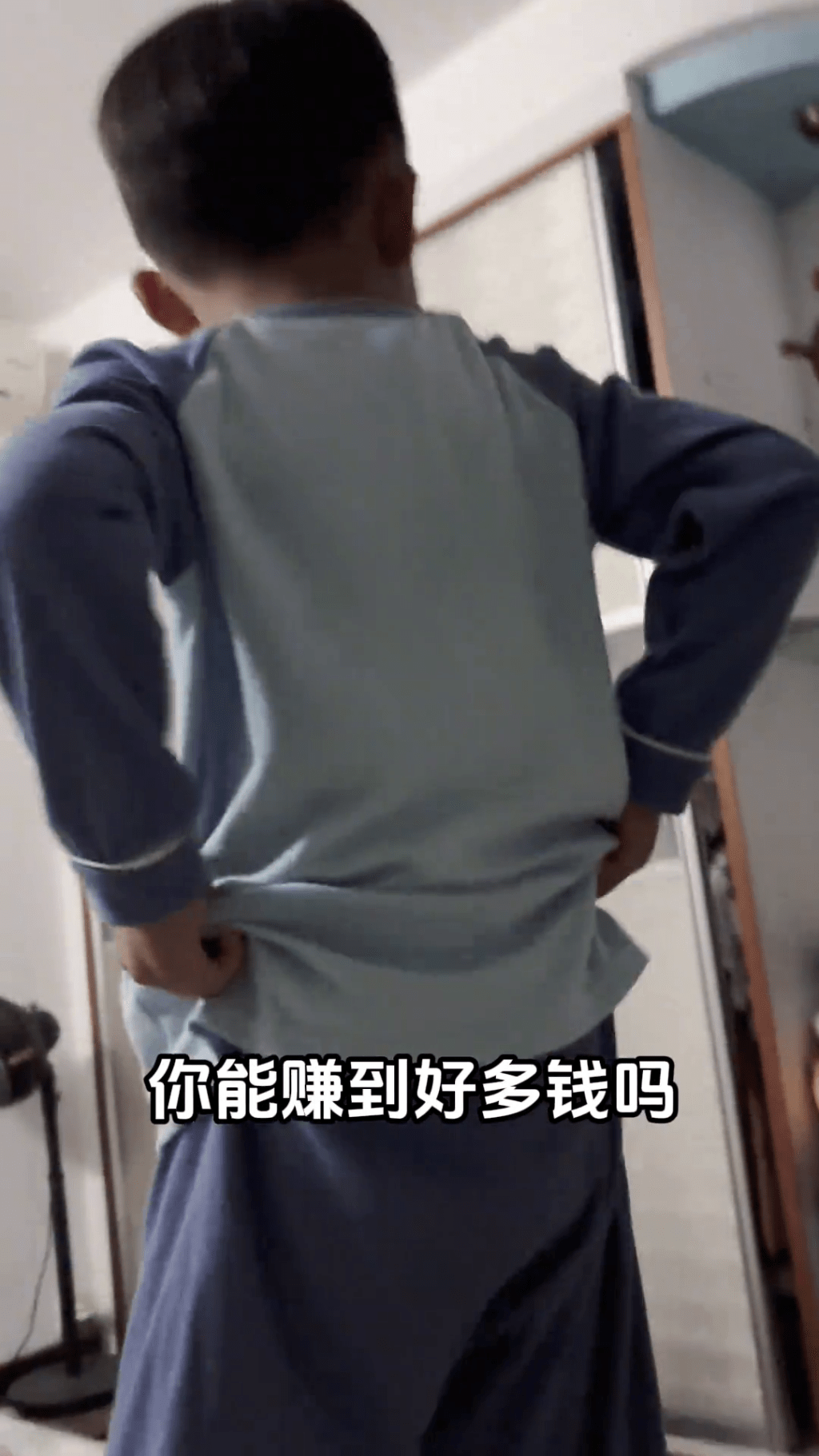 小侄子说话时叉起腰来，十分霸气。