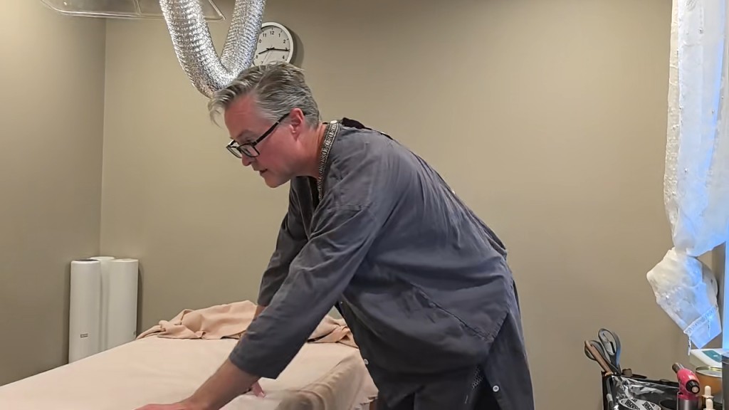 夏克立換上療程服裝，準備體驗拔罐與艾灸。