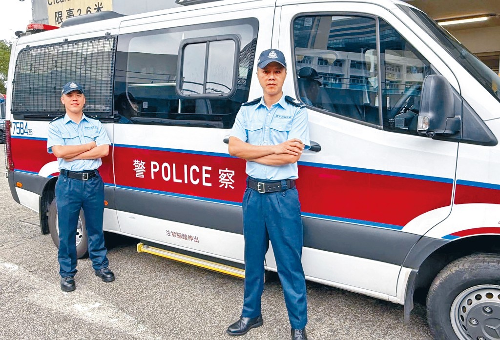 警長鍾肇恒（左）及警長郭凱傑（右）去年休班期間，合力控制一名情緒失控的持刀男子，保障社區和市民安全。