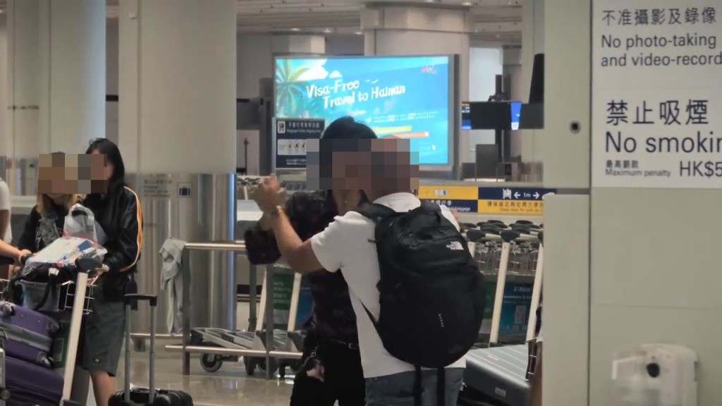 雙方吵架和推撞至中段,光頭佬疑似揚言報警,長 髮男後退,情況似有緩和跡象。但當光頭佬身旁女 童像說了一句話後,長髮男突然轉身唬嚇女童。Threads截圖 雙方吵架和推撞至中段,光頭佬疑似揚言報警,長 髮男後退,情況似有緩和跡象。但當光頭佬身旁女 童像說了一句話後,長髮男突然轉身唬嚇女童。Threads截圖