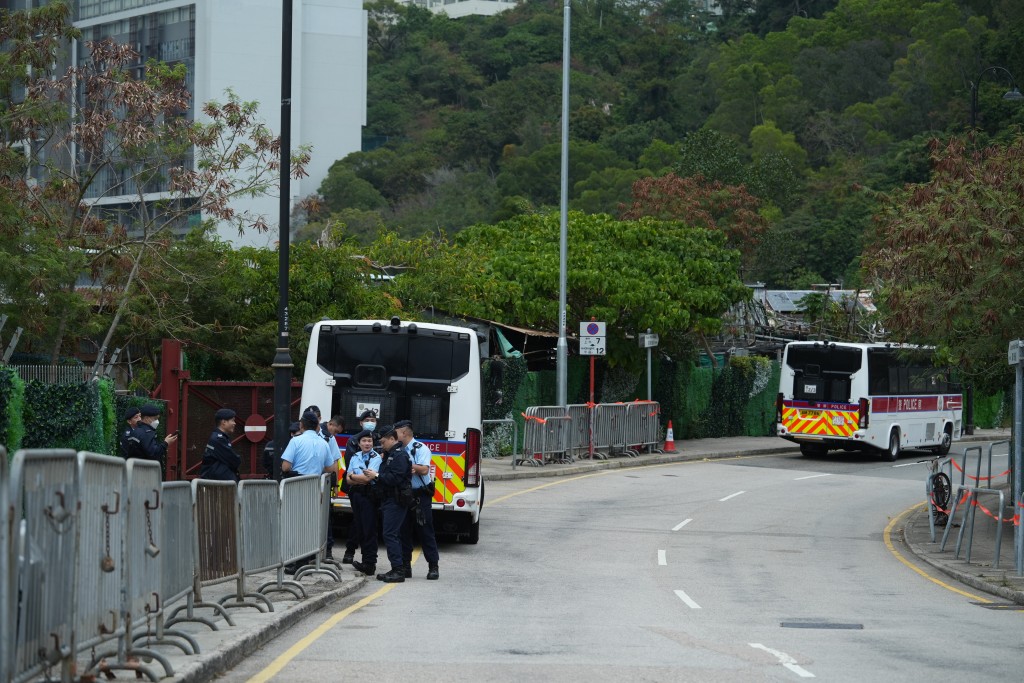 2月5日早上，香港富麗敦海洋公園酒店外，警力相比前一晚明顯加強。（劉駿軒攝）