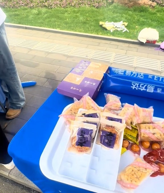 武汉马拉松变成美食嘉年华。抖音@酱油圆圆