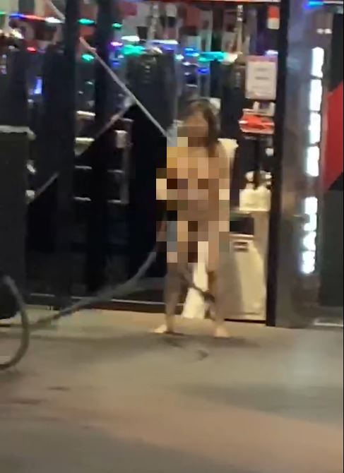 婦人三點全露直視其他人。網圖