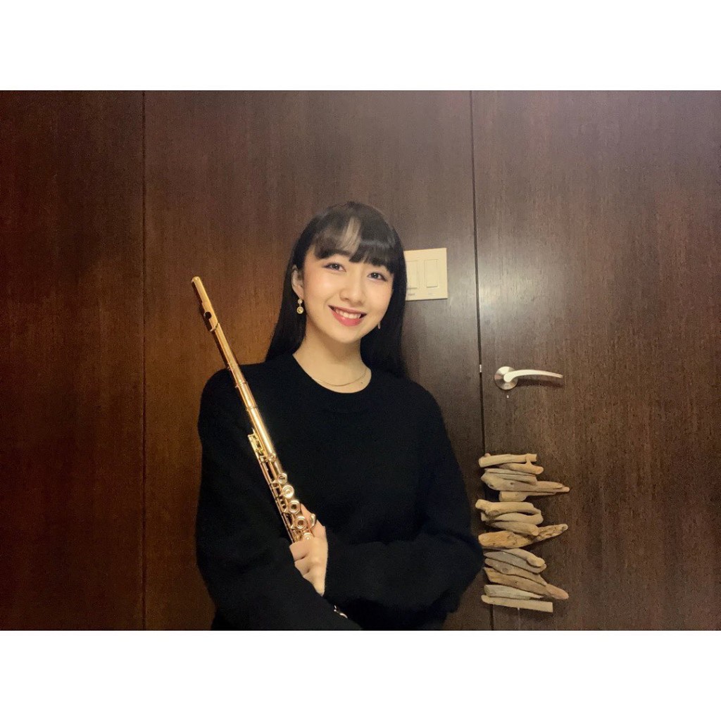 自小習長笛並立志當專業長笛演奏家。