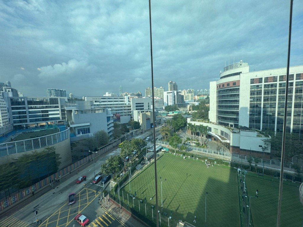 單位外望九龍木球會廣闊草地，視野無阻。