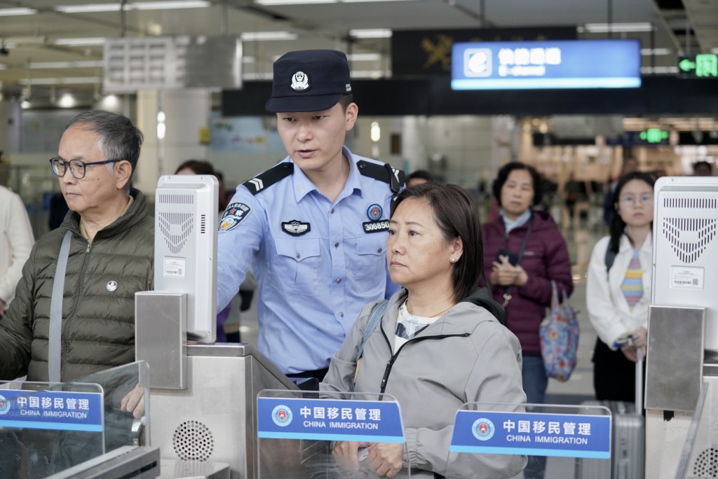去年11月20日起，深圳灣口岸、珠海市拱北口岸，試點推行「免出示證件」通道。中新網