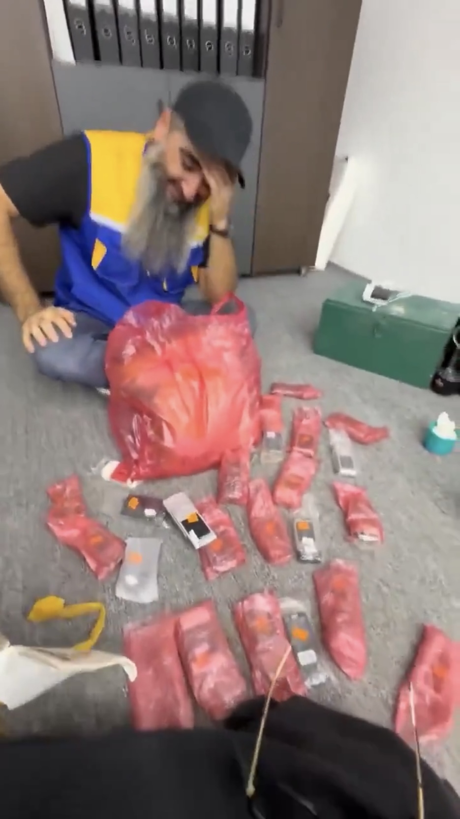 利比亞商人開箱16年前的「潮流手機」哭笑不得。X@Renardpaty