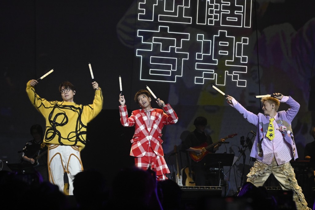 拉闊音樂會《林家謙 x 洪嘉豪 x 陳健安》在機場博覽館舉行,3子跳舞令人忍俊不禁。 拉闊音樂會《林家謙 x 洪嘉豪 x 陳健安》在機場博覽館舉行,3子跳舞令人忍俊不禁。