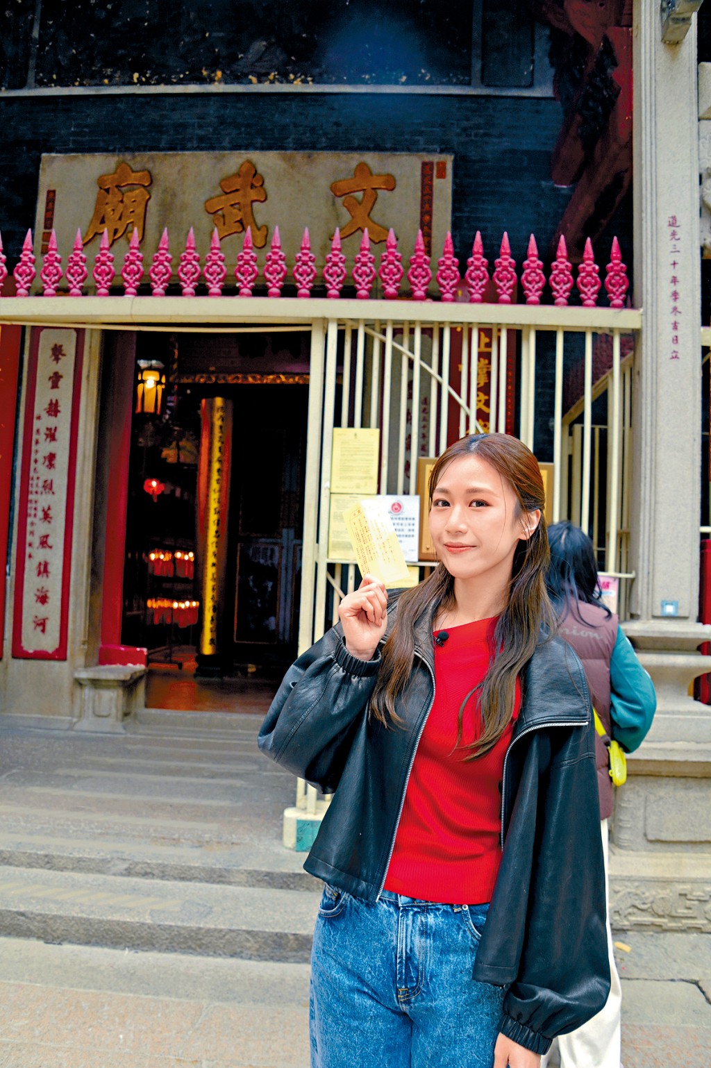 何沛珈來到上環文武廟求事業籤。