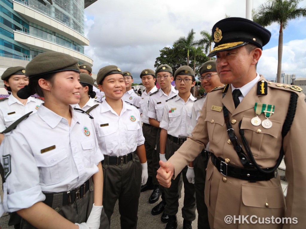 (右)海關關長陳子達為海關青年領袖團豎大拇指以示鼓勵。香港海關FB圖片 (右)海關關長陳子達為海關青年領袖團豎大拇指以示鼓勵。香港海關FB圖片