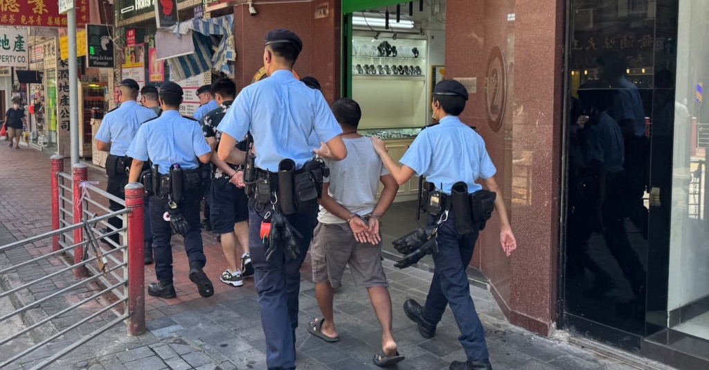 跨部門西九龍打擊黑工 突擊搜查按摩店及餐廳 拘捕16人 。警方提供
