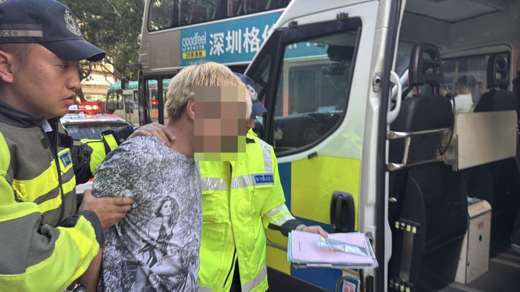 警方拘捕一名45歲小巴司機。