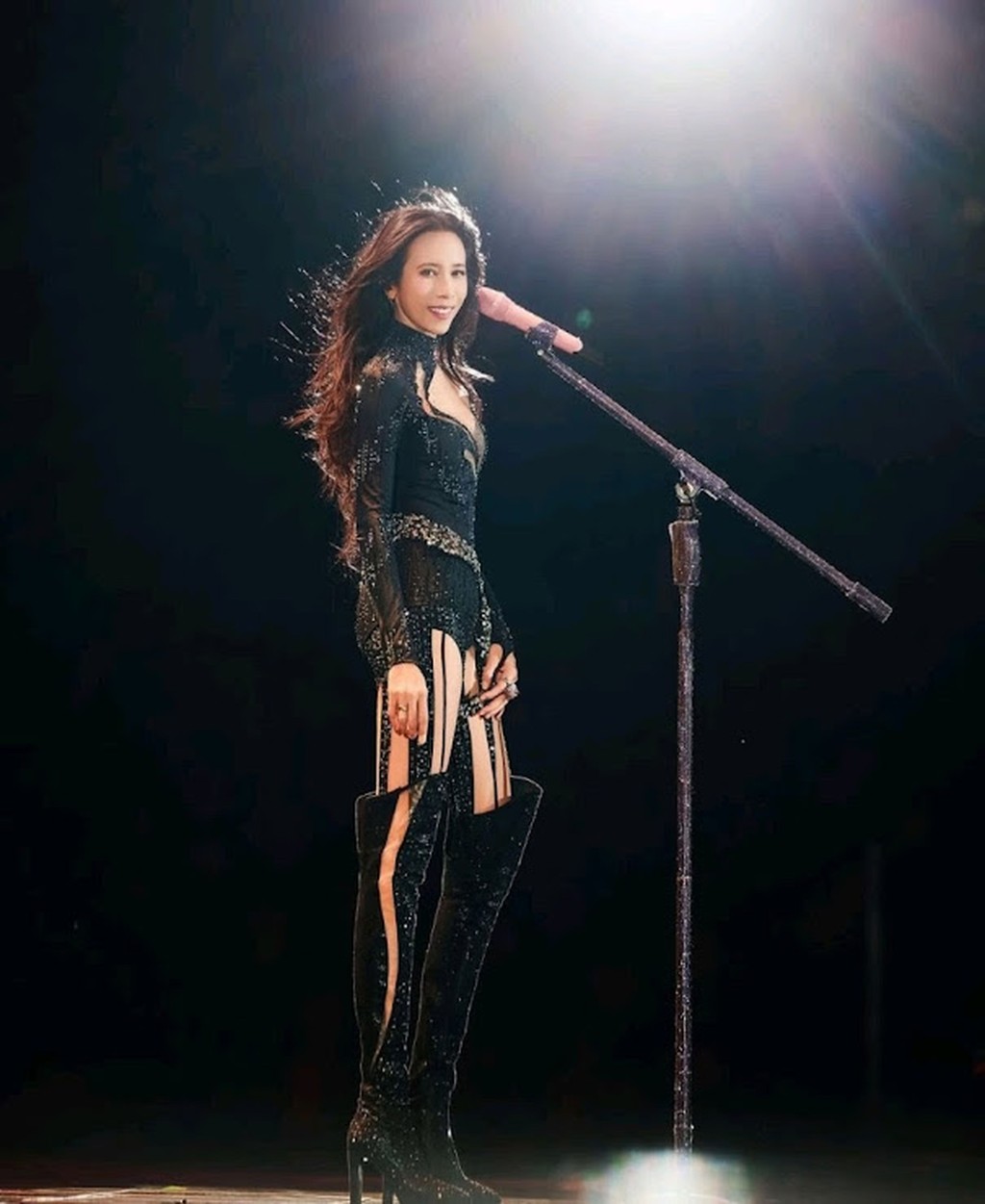 這次巡演有多款華麗造型,包括這身黑色半透視性感playsuit配長boot。 這次巡演有多款華麗造型,包括這身黑色半透視性感playsuit配長boot。