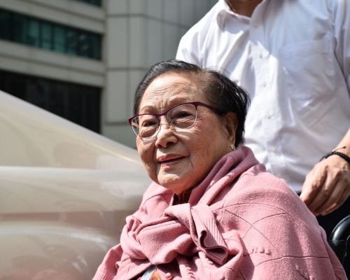 罗老太指，𡥧子罗启瑞去年被踢出董事局，正是罗嘉瑞独权的结果。郭显熙摄