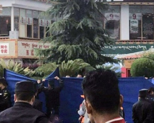 警方用深藍色布幔圍住，迅速清理現場。網圖