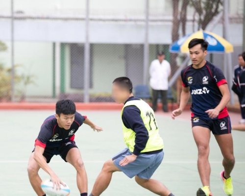 在囚青少年與香港非撞式欖球代表隊成員進行友誼賽。新聞處圖片