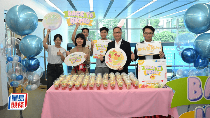 今日是開學日，香港都會大學校長林群聲、副校長（研究及拓展）郭予光聯同學生事務長温滴霖，歡迎學生回到校園，還送上鮮果杯，寓意迎接豐盛（「fruitful」）的新學年。