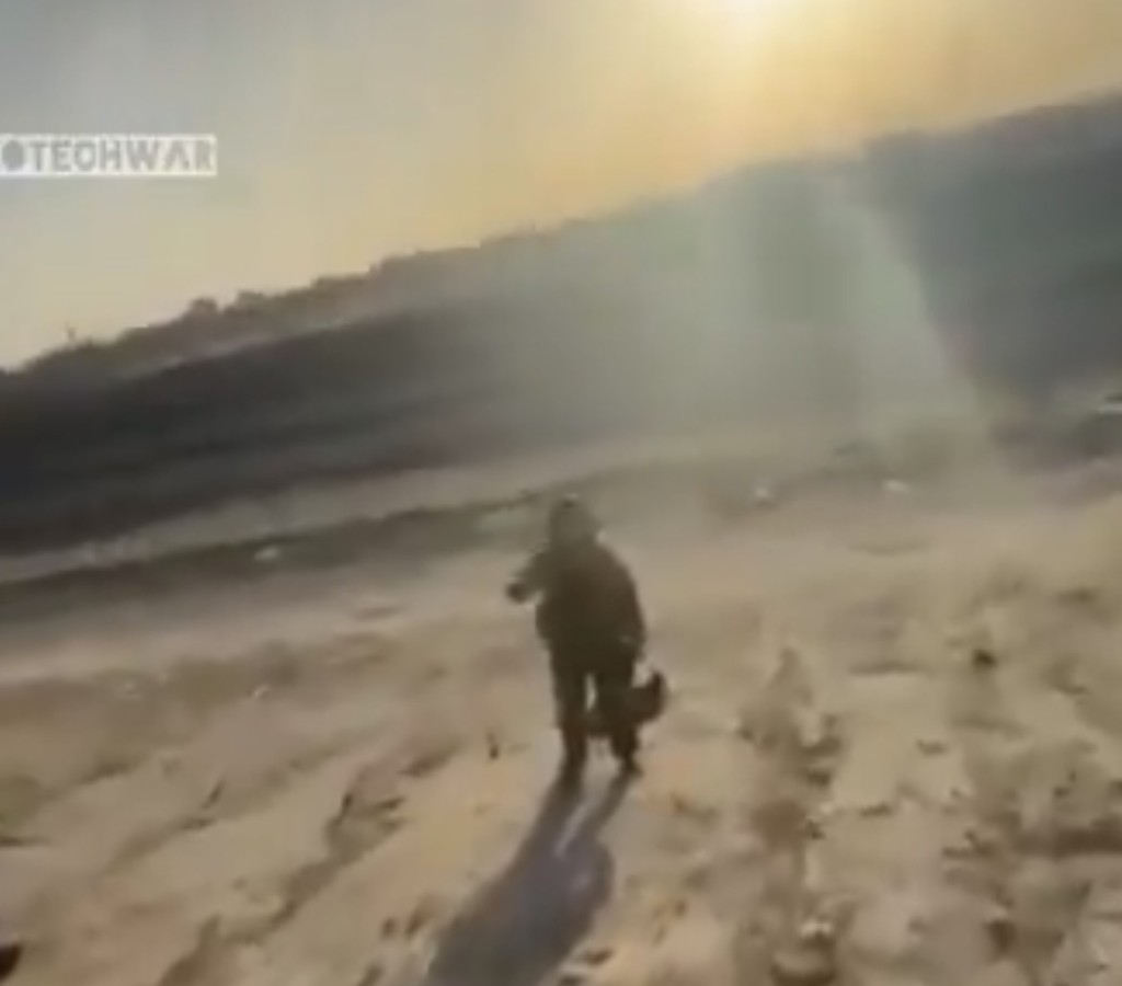 女飞官落地后，掌镜的当地男子立刻上前关心。(X@ Am Yisrael Chai)